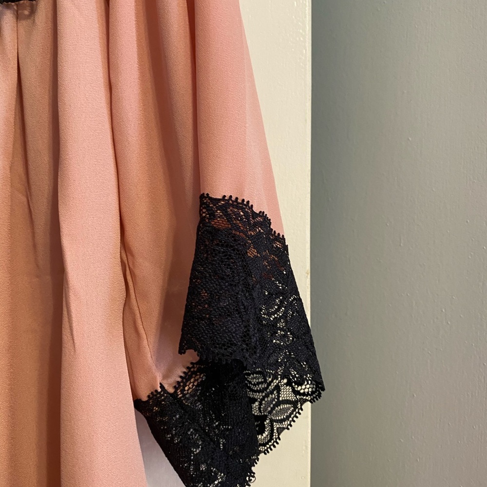 Flowy Lace Top - Picture 3 of 4